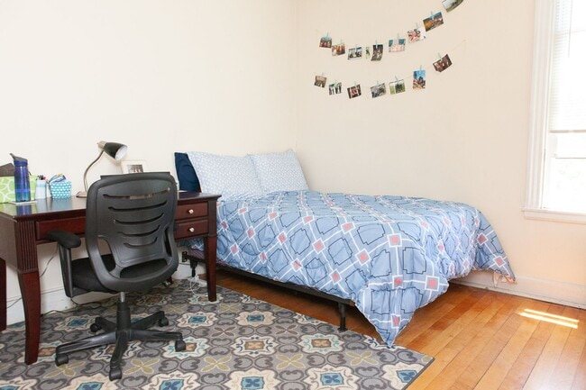 Building Photo - NO BROKER FEE | Renovated 1 Bed on Beacon St | Brookline