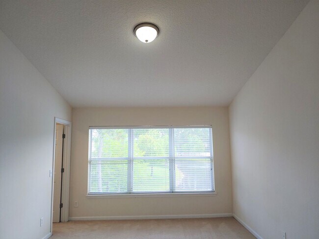 Building Photo - Wolf Creek Townhome