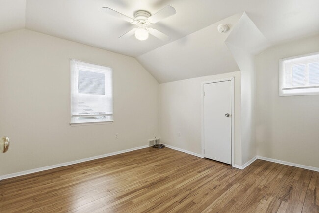 Building Photo - 314 W Muir Ave