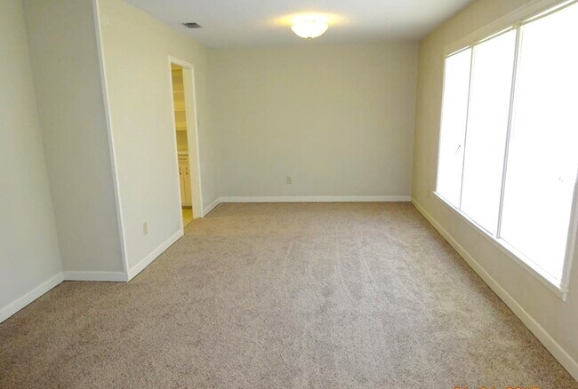 Building Photo - Lovely House Located Minutes From Elementa...