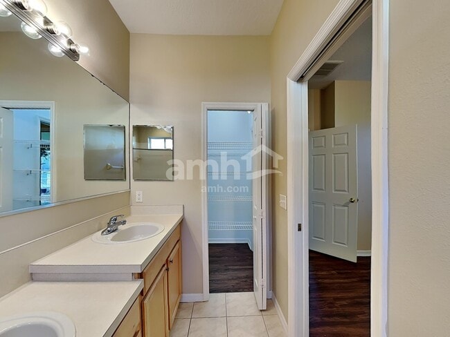 Building Photo - 15238 Searobbin Dr