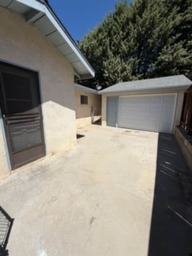 Building Photo - 6641 Ivins Dr