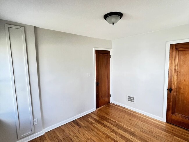 Building Photo - Walking Distance from Downtown!!!