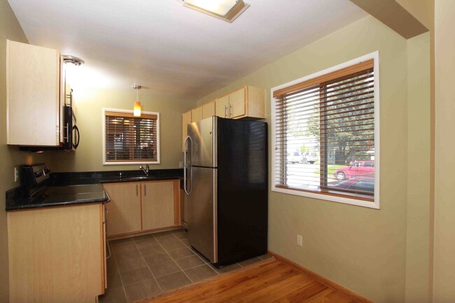 Building Photo - Cozy Condo at Marquam Court. Near OHSU wit...