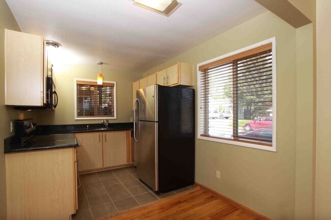 Building Photo - Cozy Condo at Marquam Court. Near OHSU with Parking and Storage-
