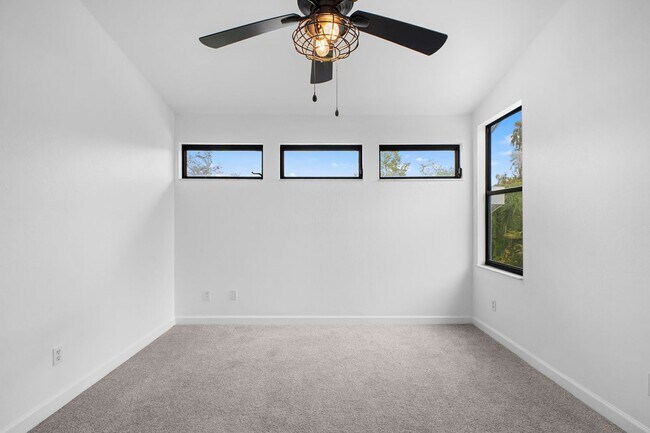 Building Photo - Well-maintained,2 bed 2 bath two-story condo located in Fort Myers