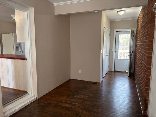 Building Photo - 3 BED, 2 BATH BRICK HOME IN ASHEBORO!