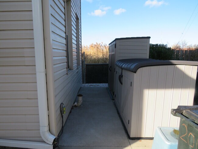 Building Photo - 2002 Cottage Ave