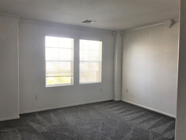 Building Photo - **$500 Off First Months rent ** Spacious E...