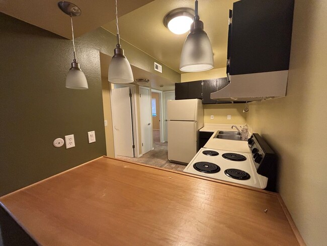 Building Photo - 2 Bedroom 1 Bathroom Apartment