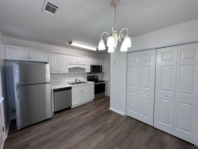 Building Photo - UPDATED TOWNHOME IN EVANS