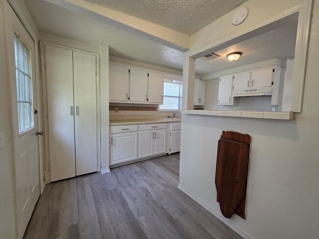 Building Photo - 3 bedroom home in Shawnee!