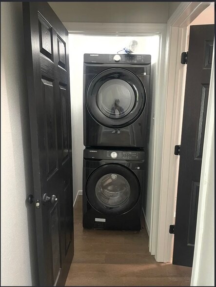 Building Photo - 1523 N Englewood Ave