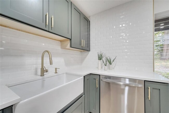 Building Photo - 7043 Carlene Dr