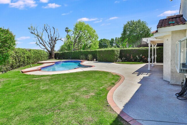 Building Photo - Tarzana 4BR w/downstairs bed + bath, POOL + basketball hoop!