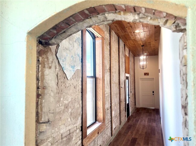 Building Photo - 123 W May St