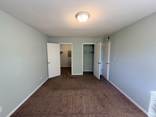 Building Photo - Check Out This 2Bedroom/1Bath Apartment!