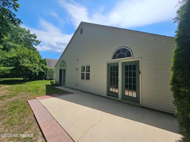 Building Photo - 63 Skyline Dr