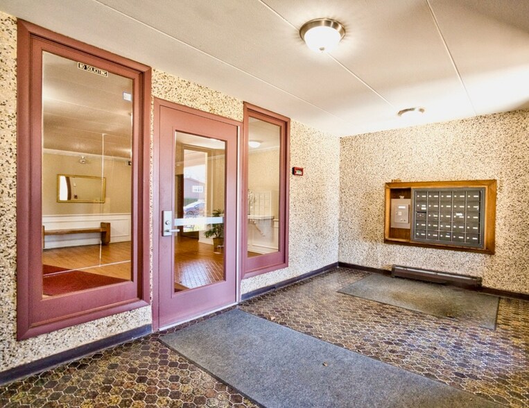 Building Photo - 1206 E Fairview St