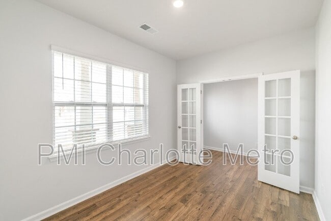 Building Photo - 8019 Rowling Dr
