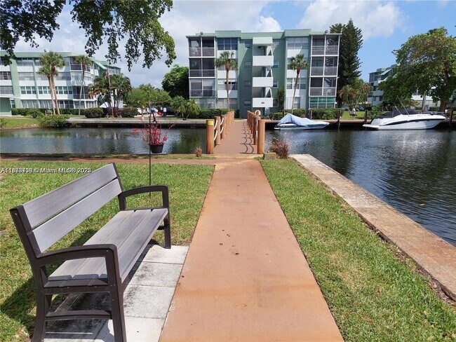 Building Photo - 2741 Taft St