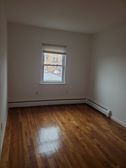 Bed room 2 - 3628 166th St