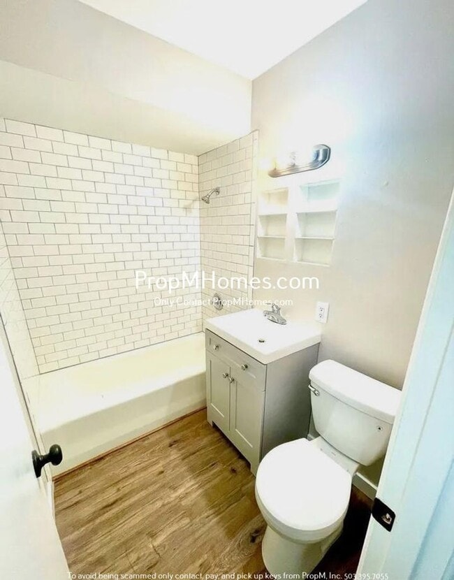 Building Photo - Updated One Bedroom in Montavilla - Large ...