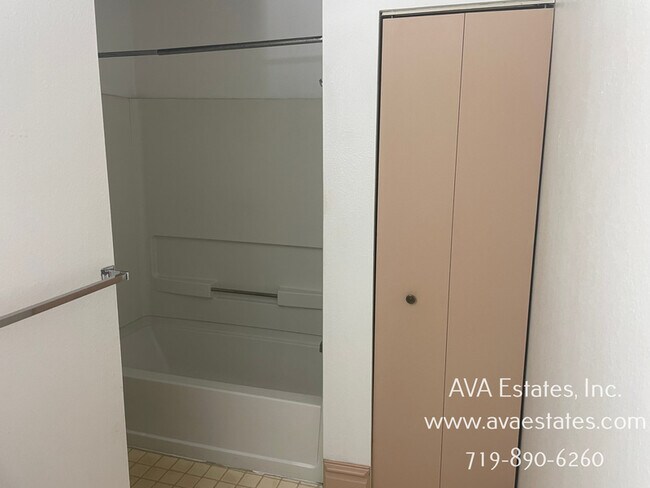 Building Photo - 407 W 11th St