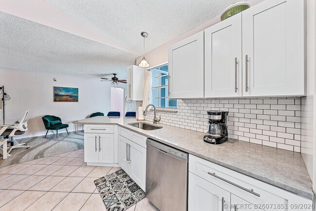 Building Photo - 414 SW Lairo Ave
