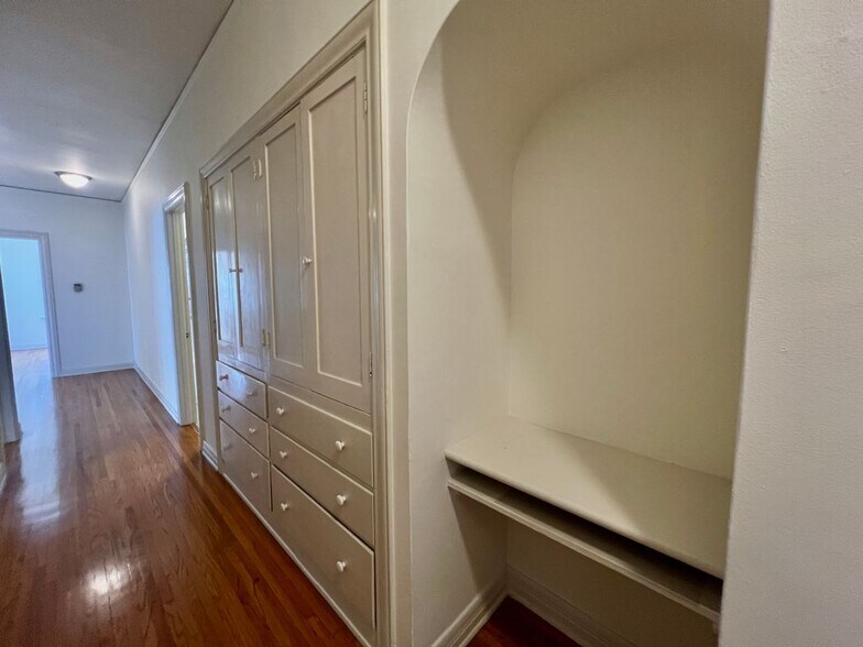 Building Photo - 145 N Sycamore Ave