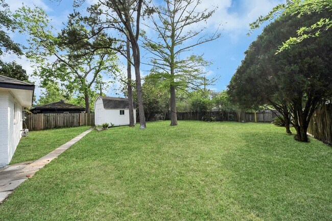 Building Photo - 2407 Crestdale Dr