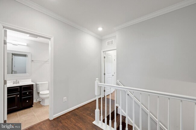 Building Photo - 5822 Oakdale Vlg Rd