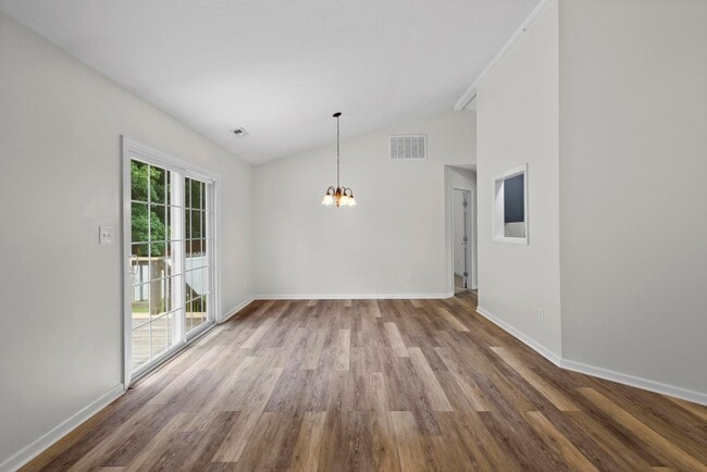 Building Photo - Ranch home with Fenced yard