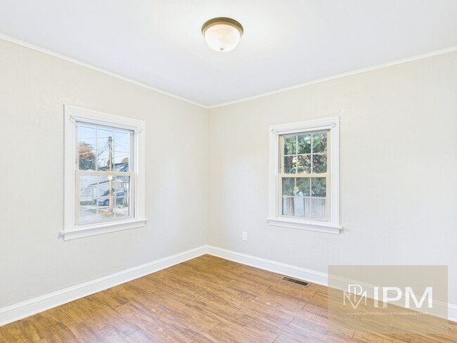 Building Photo - Available Now!!  Charming 2 Bed, 1 Bath Ho...