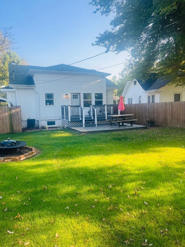 Building Photo - The West Jefferson — Furnished comfort in the heart of Mid-Town.