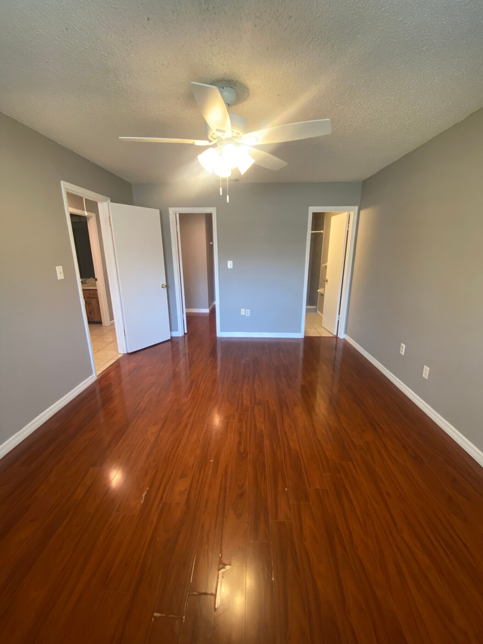 Building Photo - 950 Village Dr