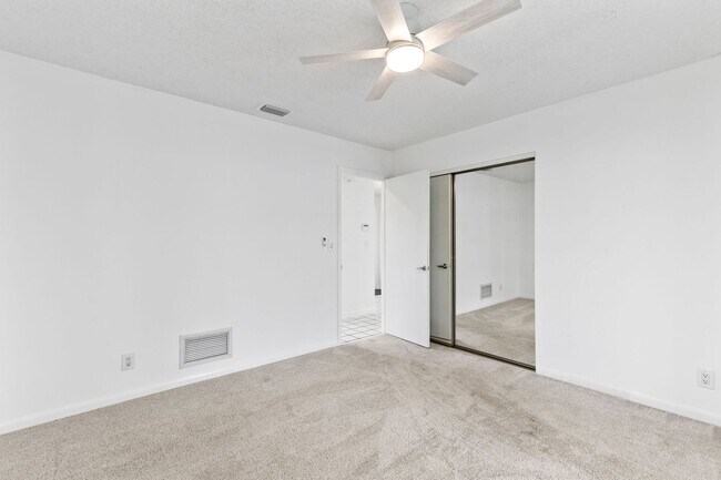 Building Photo - Riverfront Home in Ormond Beachside!