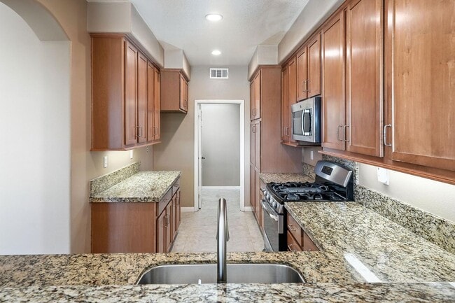 Building Photo - GORGEOUS 4+3 in Copperhill Area