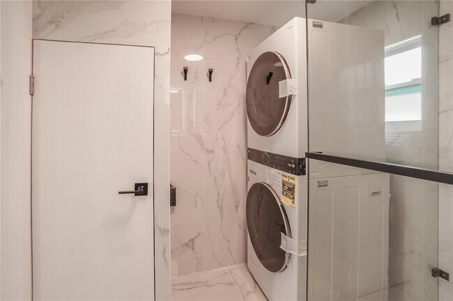 Building Photo - 985 Liberty St