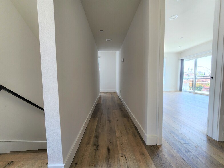 Building Photo - 543 N Kingsley Dr