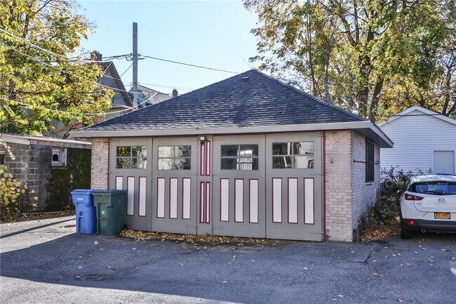 Building Photo - 739 University Ave