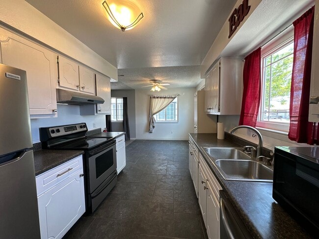 Building Photo - 3 Bedroom 2 Bathroom Duplex available to rent in Farmington