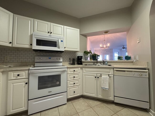 Building Photo - Gorgeous 3BD/2BA Waterfront Corner Unit in Gated Community!