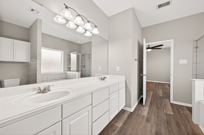 Building Photo - 2810 Meadowbrook Lane