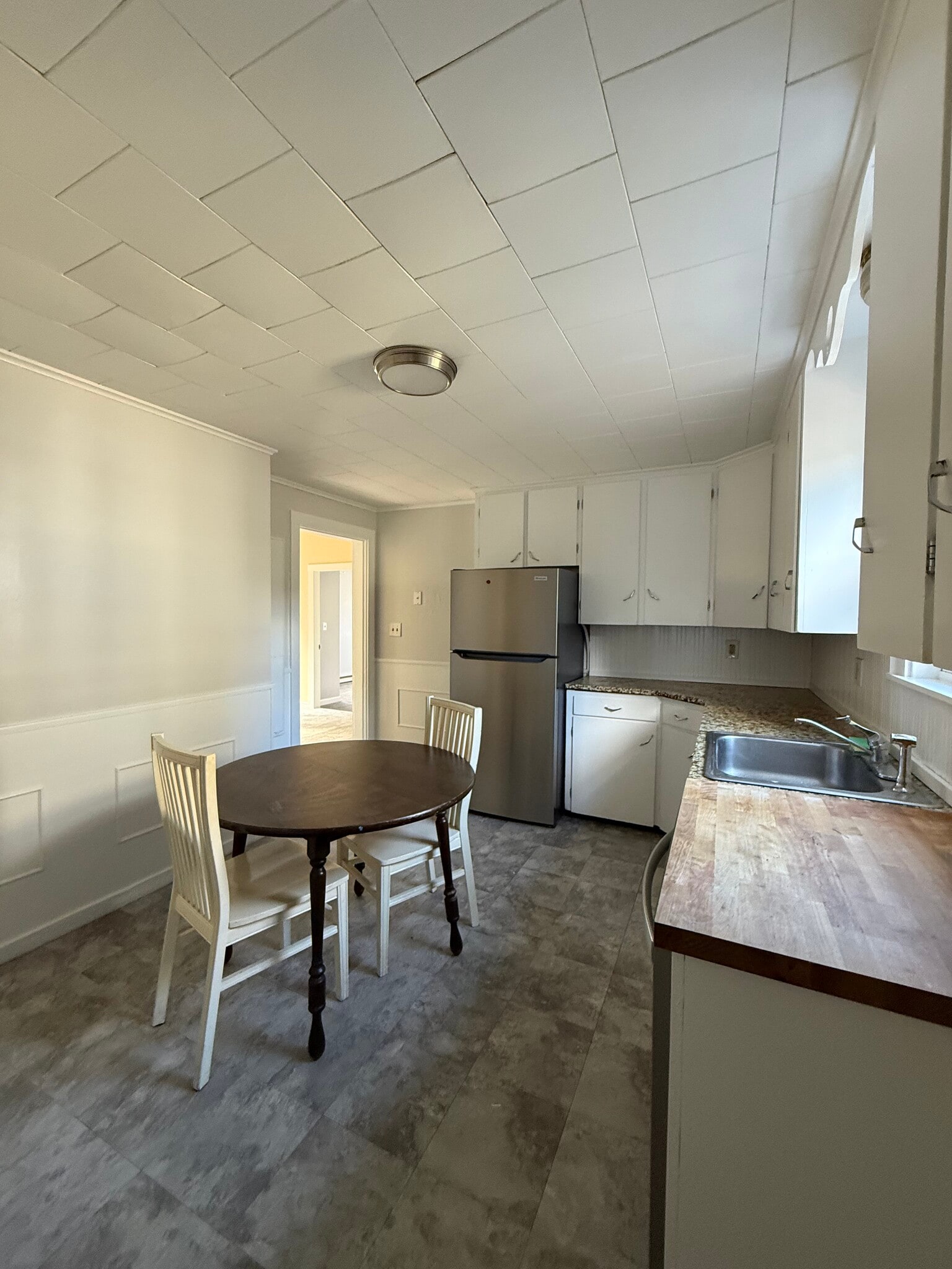 Kitchen toward living room - 10 Silver St