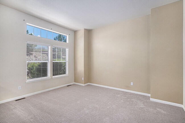 Building Photo - Spacious 3 bedroom in the heart of Castle ...