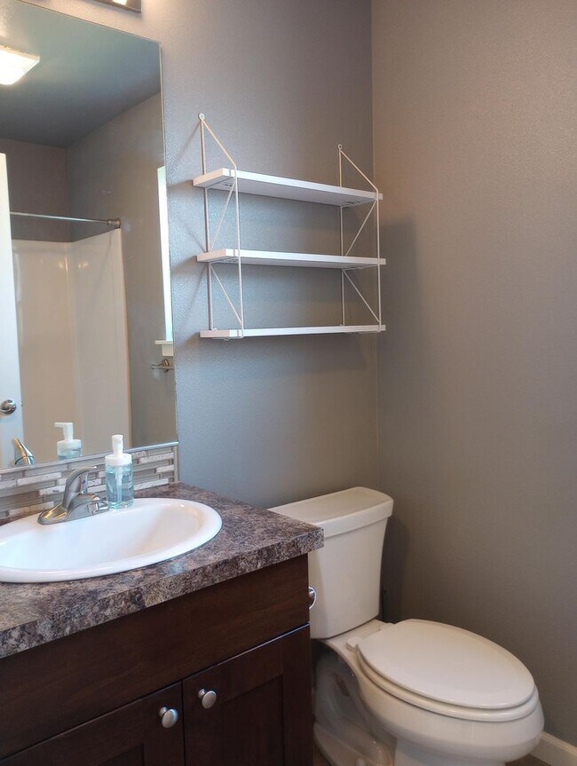 Building Photo - 5562 Fisher Pl