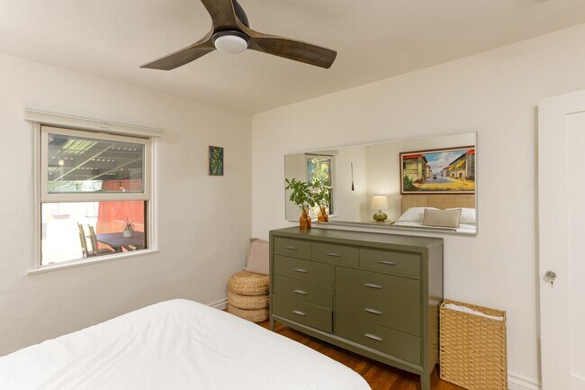 Building Photo - Beautiful 3 Bedroom Home in Prime North Hollywood Location