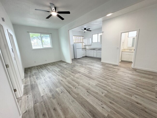 Building Photo - 2/1 with parking near Downtown! Move in re...