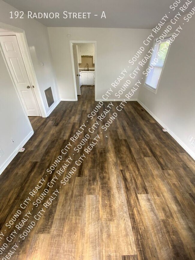 Building Photo - 5 miles to downtown * 2BR duplex available...